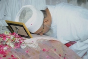 Mazoon ud-Da'wat (dm) doing Ziyaarat of Saiyedna Badruddin saheb (aq)